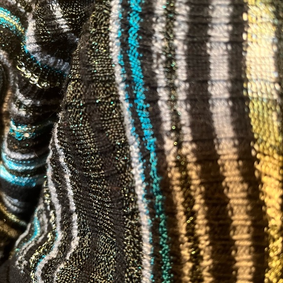 Great flattering Laundry dress. Fabric makes this an every season dress. - Picture 2 of 5